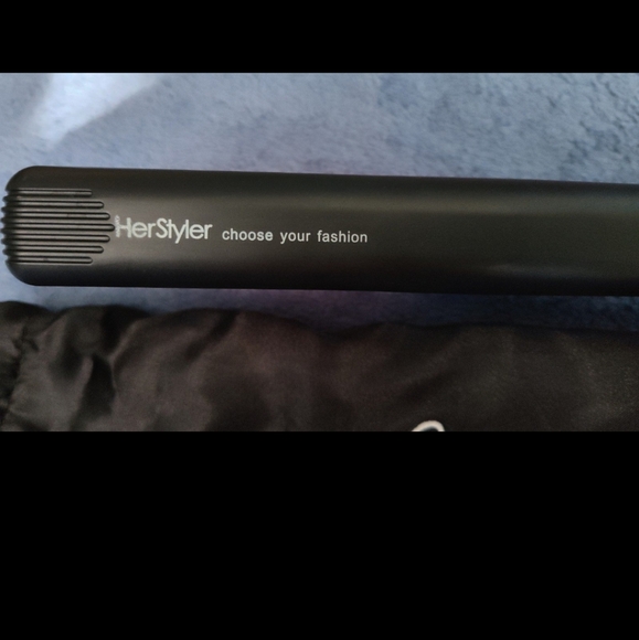 Like-New Black HerStyle Hair Straightener - Picture 2 of 3